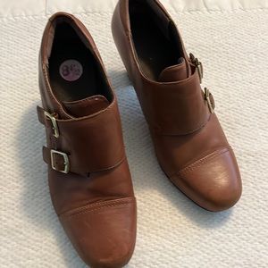 Clarks like new ladies shoes.